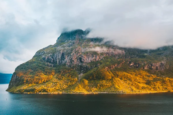 ノルウェーの山のドローン空撮 — ストック写真