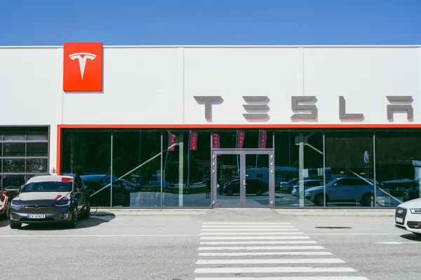 Tesla Inc carros flagship store no município de Skodje, Noruega — Fotografia de Stock