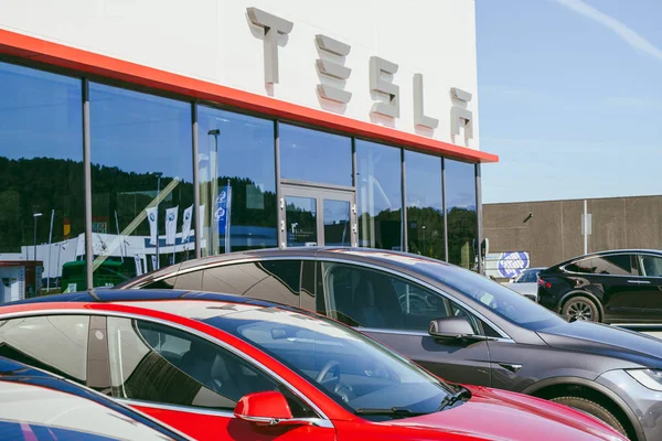Tesla Inc Autos Flagshipstore in Skodje Gemeinde, Norwegen — Stockfoto