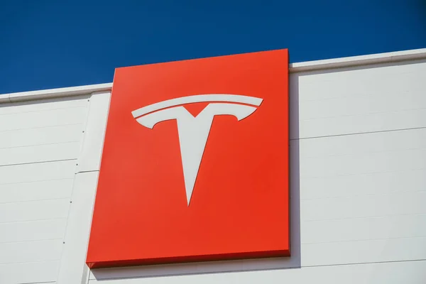Tesla Inc carros flagship store no município de Skodje, Noruega — Fotografia de Stock