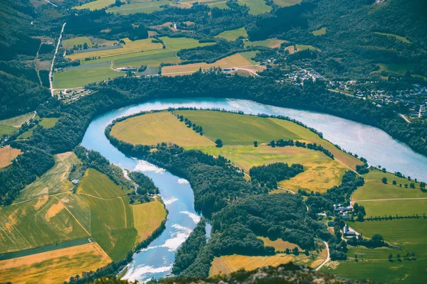 Norveç 'te Romsdalseggen tepesinde yürüyüş