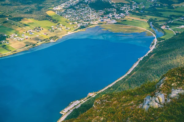 Norveç 'te Romsdalseggen tepesinde yürüyüş — Stok fotoğraf