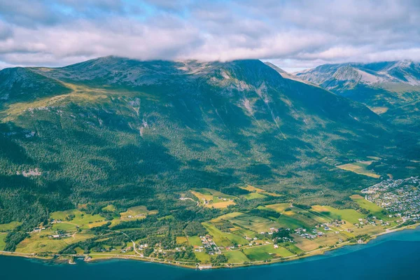 Túrázás a Romsdalsegen gerincén Norvégiában — Stock Fotó