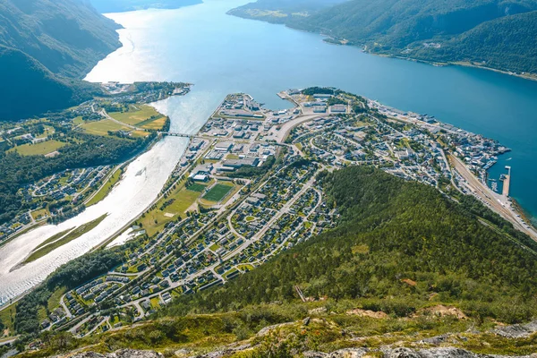 Vista da cidade de Andalsnes - capital montanhesa, Noruega — Fotografia de Stock