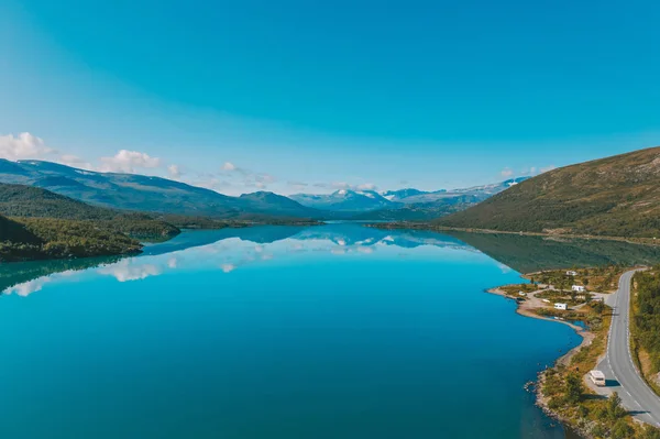 Táborníci zaparkovaní u jezera Ovre Sjodalsvatnet, Norsko — Stock fotografie