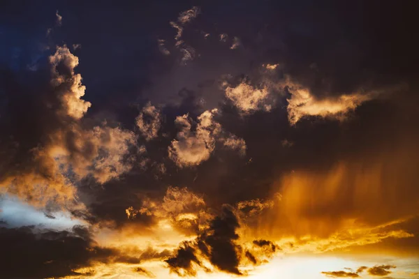 Nuvole drammatiche durante il tramonto — Foto Stock