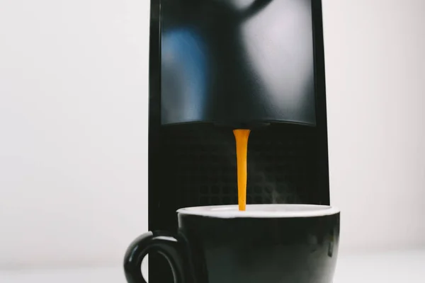 Сварка кофе с кофеваркой — стоковое фото