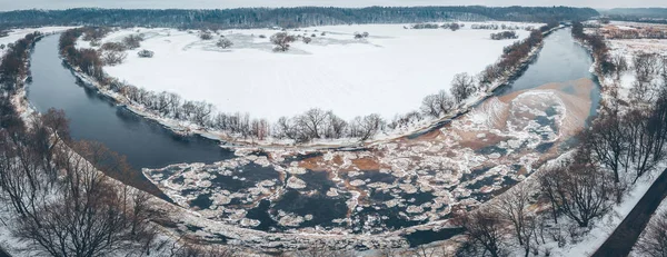 Río Nevezis congelado. Vista aérea del dron — Foto de Stock