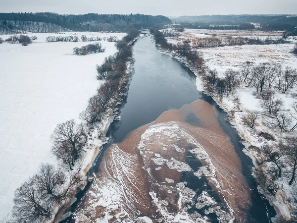 Zugefrorener Fluss Newezis. Drohnen-Luftbild — Stockfoto