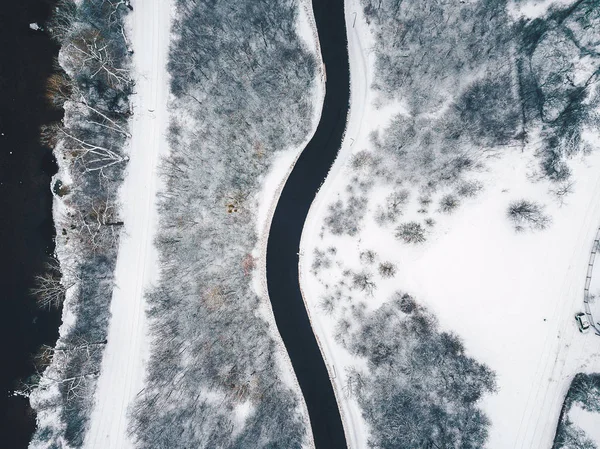 Drone vista aérea da estrada sinuosa — Fotografia de Stock