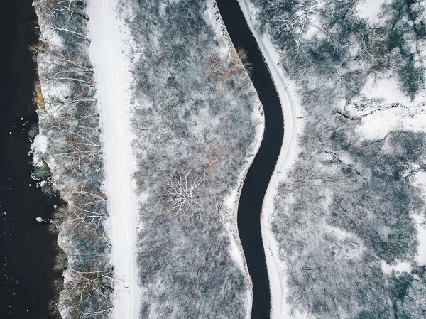 Вид с воздуха на извилистую дорогу с беспилотника — стоковое фото