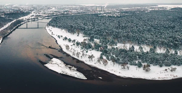 Вид згори на сніговий парк і річку Немунас (Литва). — стокове фото