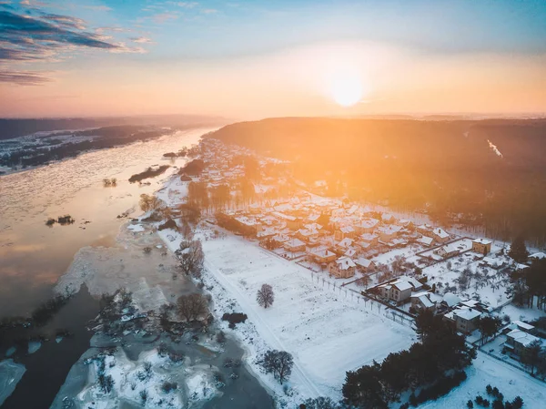 Lód kwitnie w chłodny poranek. Powiat Kowno, Litwa — Zdjęcie stockowe