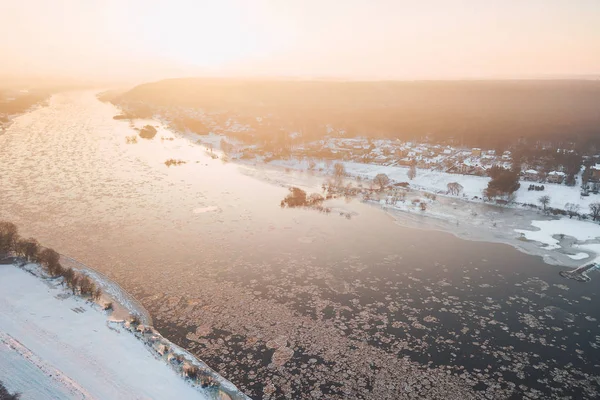O gelo cai na manhã fria. Condado de Kaunas, Lituânia — Fotografia de Stock