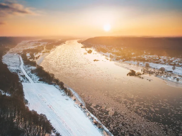 O gelo cai na manhã fria. Condado de Kaunas, Lituânia — Fotografia de Stock