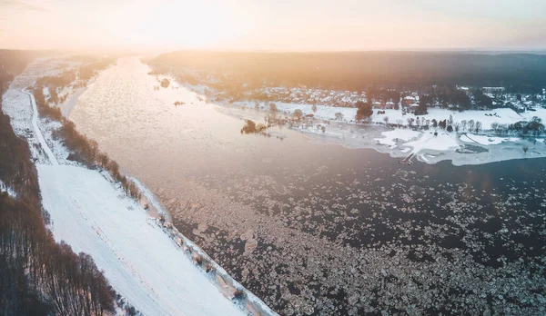 Eisschollen am kalten Morgen. Kreis Kaunas, Litauen — Stockfoto