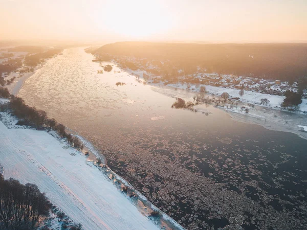 O gelo cai na manhã fria. Condado de Kaunas, Lituânia — Fotografia de Stock