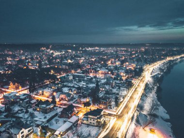 Kaunas şehri, kış gecesi.