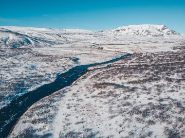 Nehir ve karlı arazi