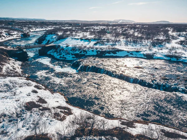 Fluss und verschneite Landschaft — Stockfoto
