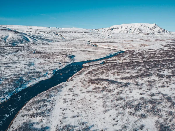 Fiume e paesaggio innevato — Foto Stock