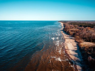 Boş kumsalın insansız hava görüntüsü