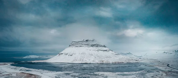 Kirkjufell montaña en invierno, Islandia — Foto de Stock