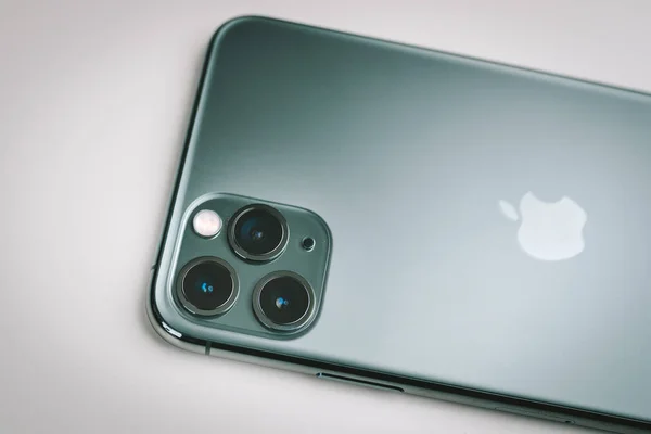 Apple iphone 11 Pro Max ve üçlü kamera — Stok fotoğraf