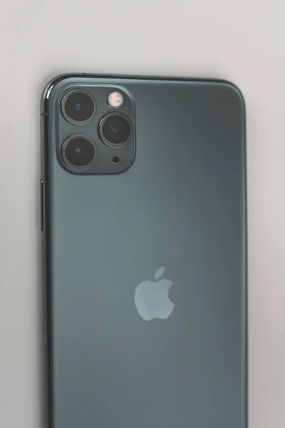 Apple iphone 11 Pro Max z potrójnym aparatem — Zdjęcie stockowe