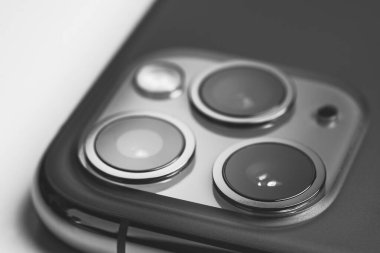 Üçlü kameralı telefon.