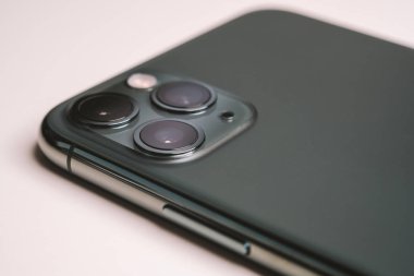 Üçlü kameralı telefon.