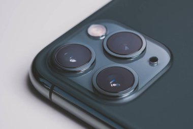 Üçlü kameralı telefon.