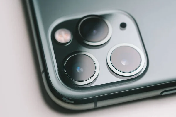 Телефон с тройной камерой — стоковое фото