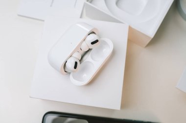 Yeni Apple Airpods Pro kulaklıklar