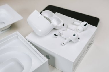 Yeni Apple Airpods Pro kulaklıklar