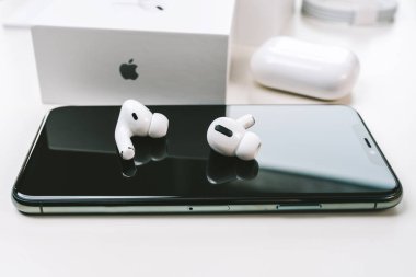 Yeni Apple Airpods Pro kulaklıklar