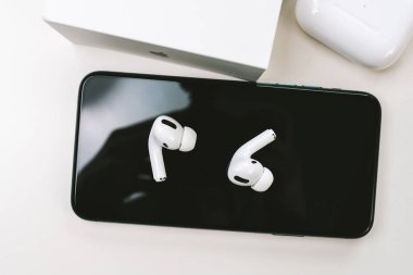 Yeni Apple Airpods Pro kulaklıklar