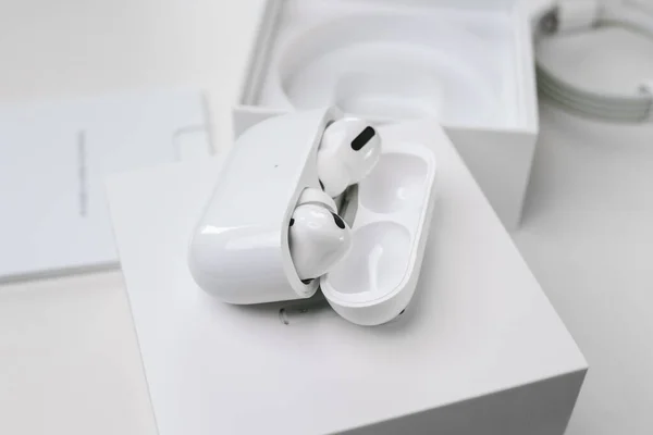 Nowe słuchawki Apple Airpods Pro do uszu — Zdjęcie stockowe