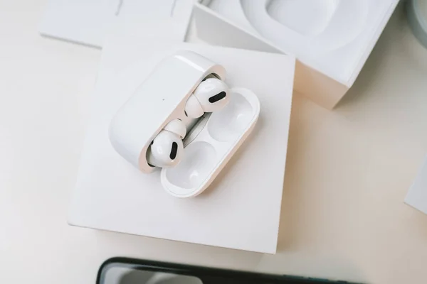 Nuevos auriculares Apple AirPods Pro en el oído — Foto de Stock