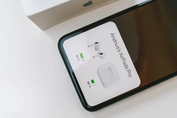 Nowe słuchawki Apple Airpods Pro do uszu — Zdjęcie stockowe