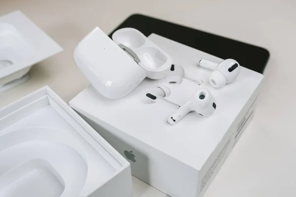 Нові Apple Airpods Pro in-ear навушники — стокове фото