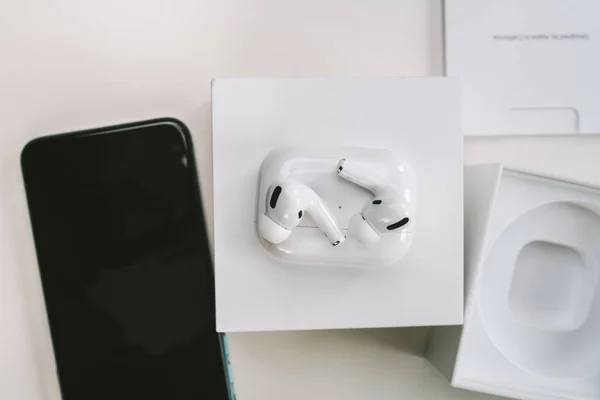 Нові Apple Airpods Pro in-ear навушники — стокове фото