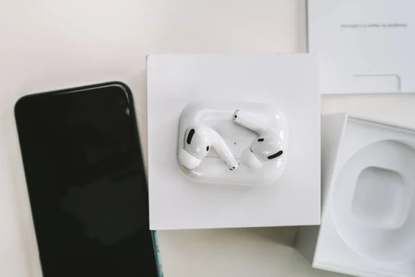 Новые наушники Apple AirPods Pro — стоковое фото