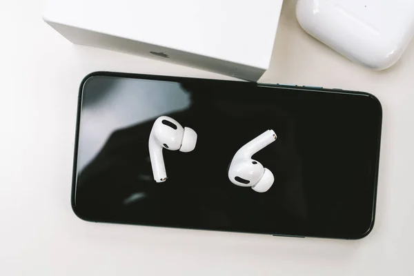 Uudet Apple AirPods Pro korvakuulokkeet — kuvapankkivalokuva