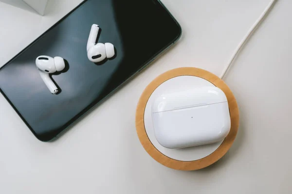 Новые наушники Apple AirPods Pro — стоковое фото