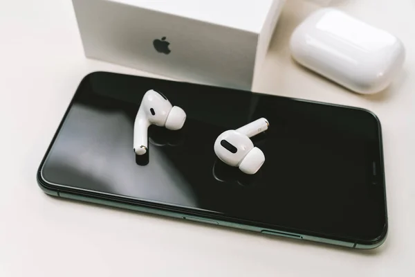 Nová sluchátka Apple Airpods Pro do uší — Stock fotografie