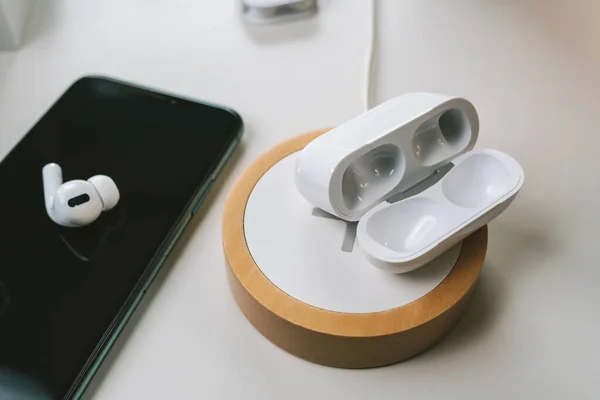 新しいApple Airpods Pro耳内ヘッドフォン — ストック写真