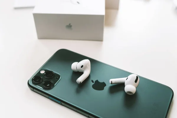 Nuevos auriculares Apple AirPods Pro en el oído — Foto de Stock