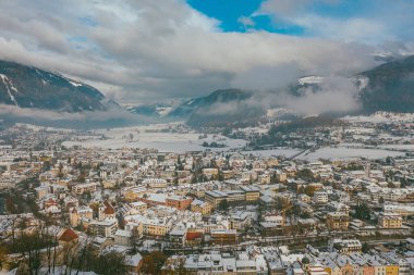 Bruneck 'in kışın insansız hava görüntüsü. İtalya 'nın Güney Tyrol ili Puster Vadisi' ndeki en büyük şehirdir.