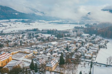 Bruneck 'in kışın insansız hava görüntüsü. İtalya 'nın Güney Tyrol ili Puster Vadisi' ndeki en büyük şehirdir.